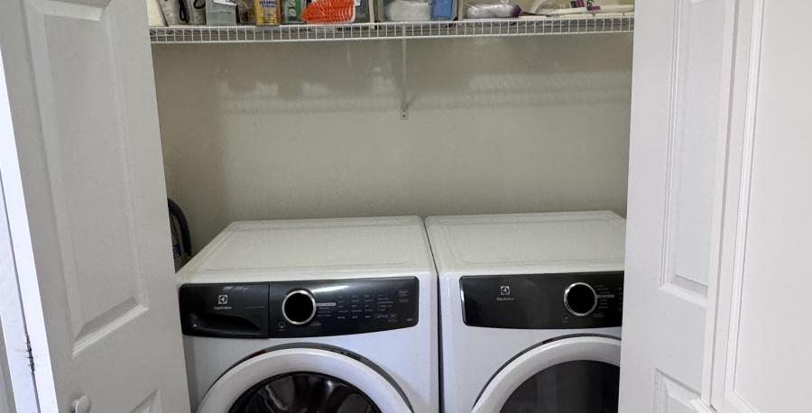 Washer/dryer closetl